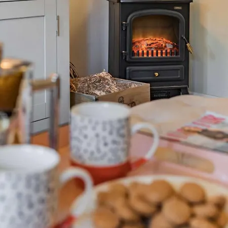 Blaksmiths With Hot Tub Holiday home Normanby