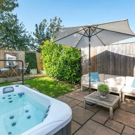 Holiday home Blaksmiths With Hot Tub
