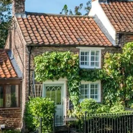 Blaksmiths With Hot Tub Holiday home *