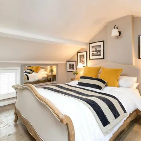 Blaksmiths With Hot Tub Holiday home Normanby